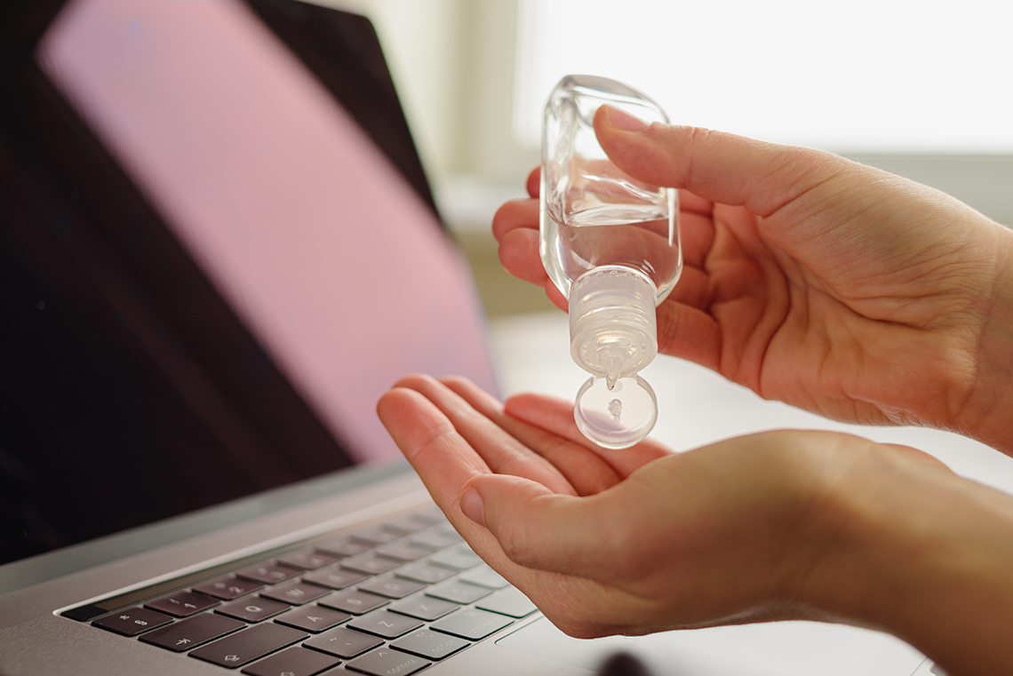 Handsprit vid jobbdatorn.