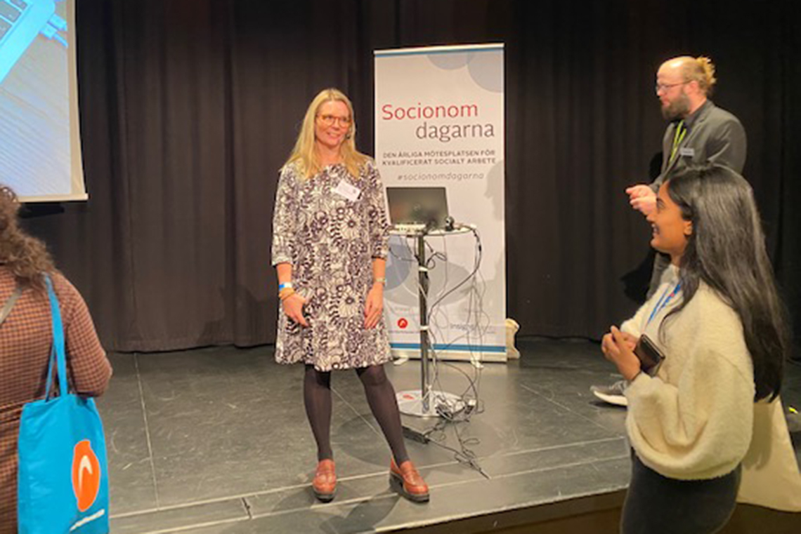 Helena Post Mårtensson talar under rubriken "Hållbar socionom - yrkesintroduktion för socialsekreterare" vid Socionomdagarna på Stockholmsmässan i Älvsjö