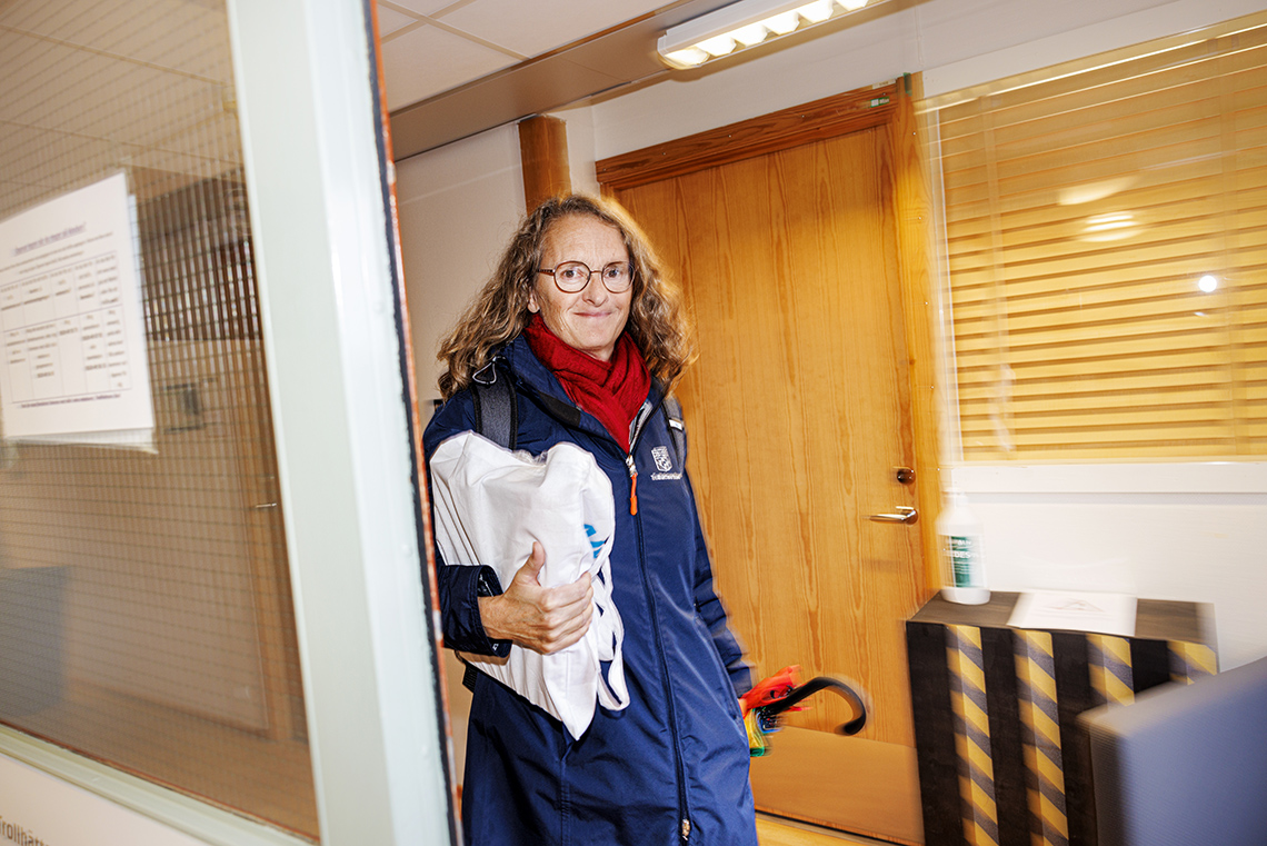 Sara de Blanche utbildar chefer och anställda i Trollhättan om våld i hemmet.