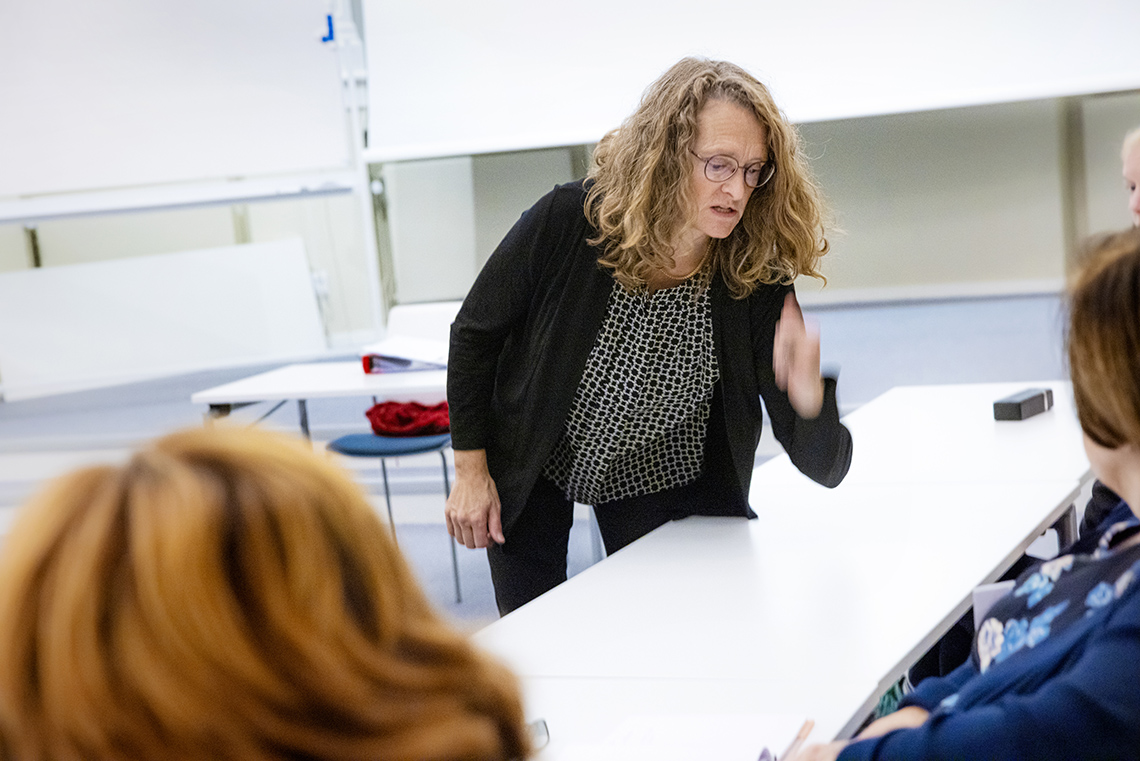 BILDTEXT: Sara de Blanche föreläser om våld för kvinnojouren Duvan.