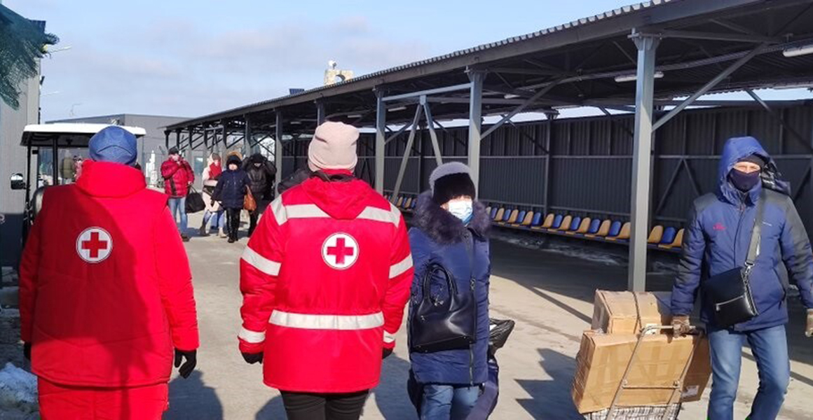 Medarbetare vid internationella Röda Korset vid Stanytsia Luhanska-övergången i östra Ukraina. Foto: ICRC Temperatures can drop to below -10°C. @RedCrossUkraine volunteers provide first aid to people who get frostbite while queueing to cross amid extremely low temperatures.