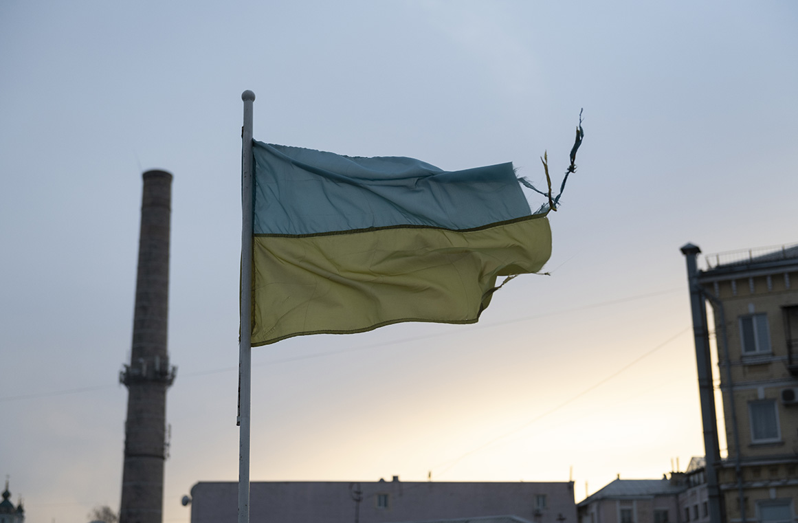 En sliten ukrainska flagga vajar på en flaggstång i Podil-distriktet i Kiev.