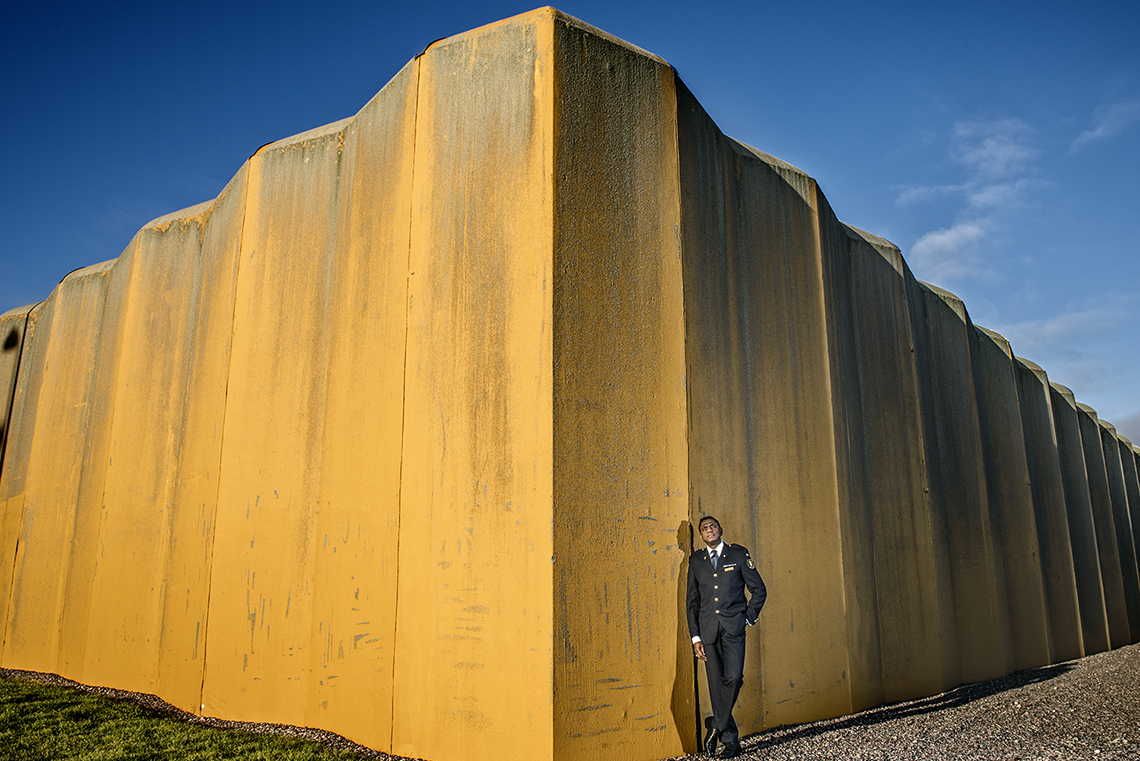 Trångboddheten på Kumla med allt fler intagna innebär en utmaning för ledningen. "Måste ha stenkoll, säger fängelsechefen Jaques Mwepu.