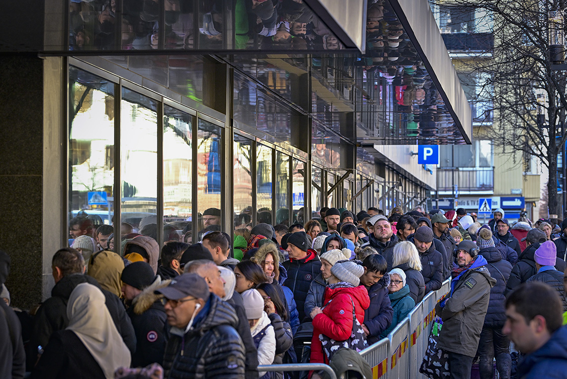 Flyktingar i kö utanför Migrationsverket i Sundbyberg i mars. Foto: Jonas Ekströmer/TT