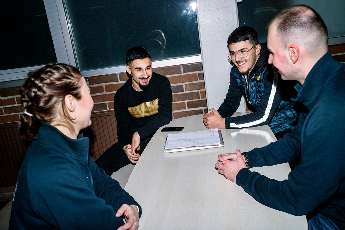 Det blir skillnad på stämningen när socialsekreterarna Satu Nyström och Anes Dujsic kommer till skolan, tycker Hana Warda och Ilhan Karpuz på Rekarnegymnasiet i Eskilstuna.