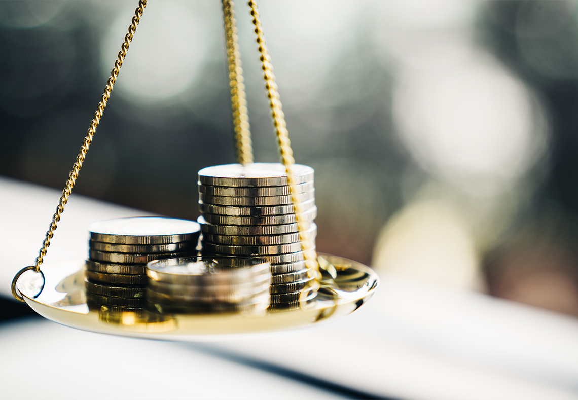 Mynt i en vågskål