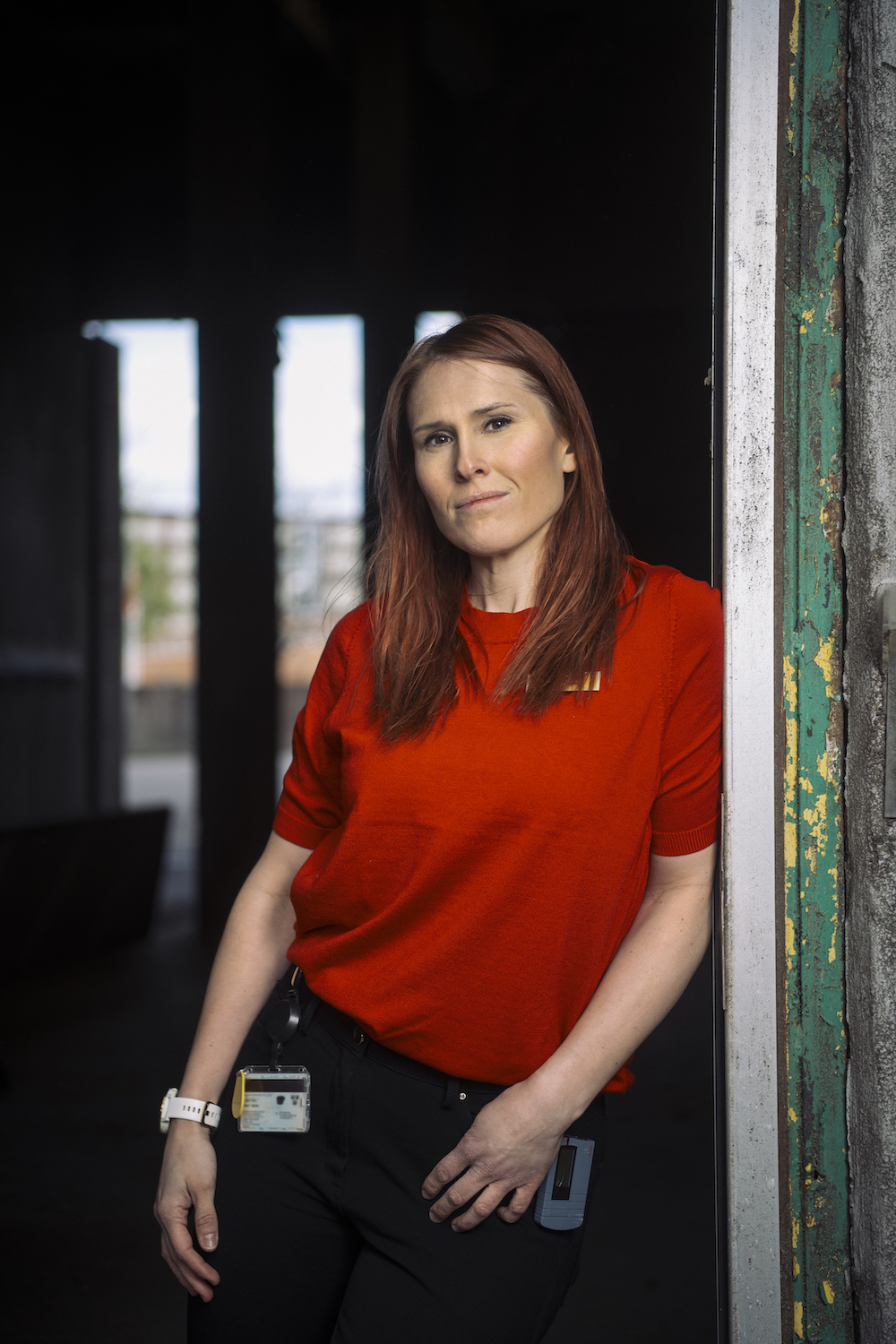 Frivårdsinspektören Emeli Fahlén i röd tröja och svarta byxor.