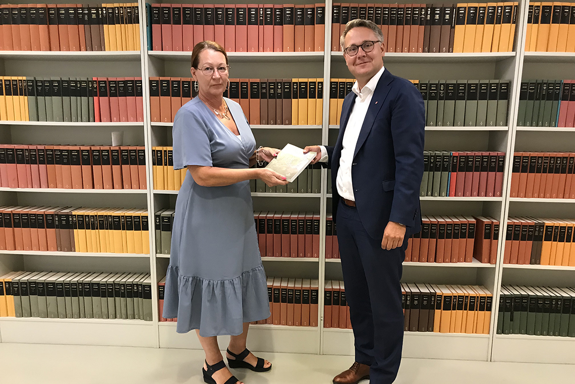 Lenita Granlund överlämnar utredningen till biträdande arbetsmarknadsminister Johan Danielsson.