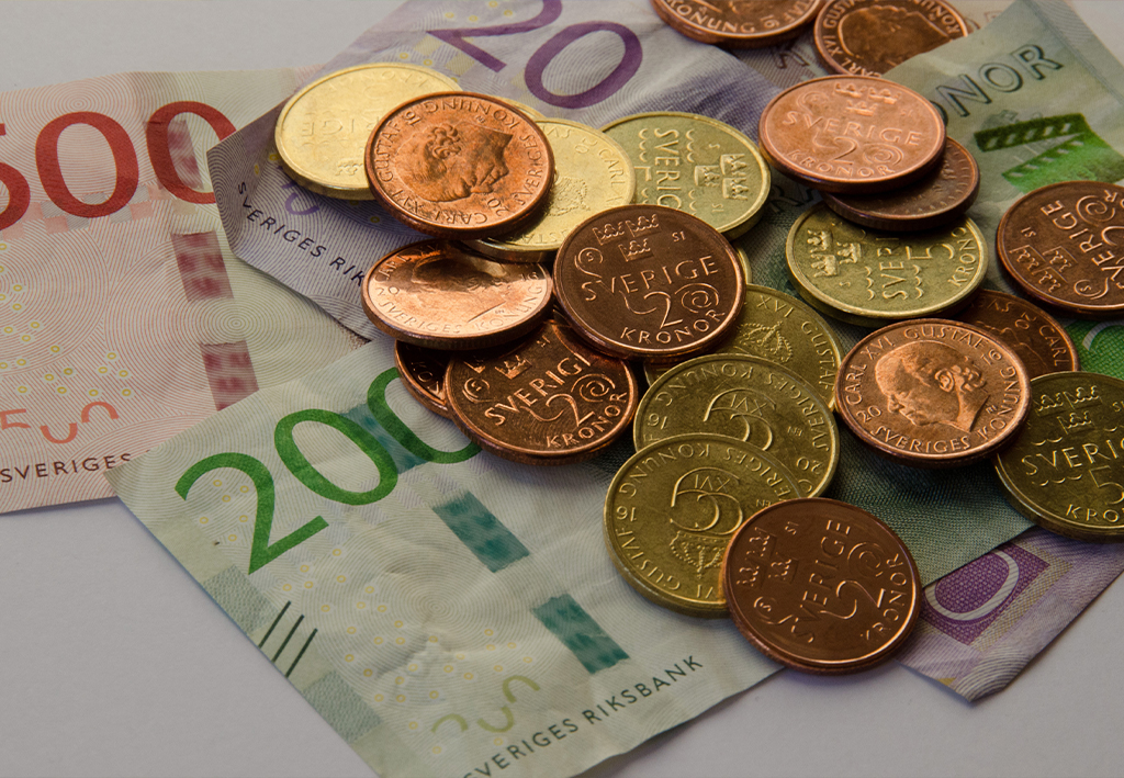 Mynt och sedlar som illustrerar inflationen och lönebildningen.