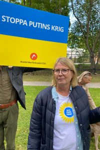 Maria Östberg Svanelind, internationell sekreterare på Akademikerförbundet SSR, på manifestation mot Putins krig i Ukraina.