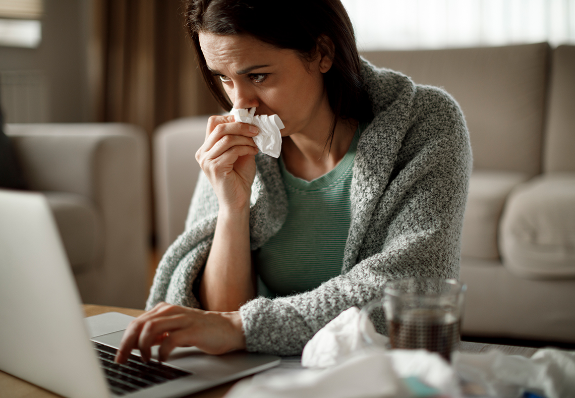 9 av 10 uppger att de kan göra ett bra jobb från distans. Samtidigt har många för mycket på jobbet och arbetar trots att de är sjuka. Det visar Arbetsmiljöverkets rapport för 2021.