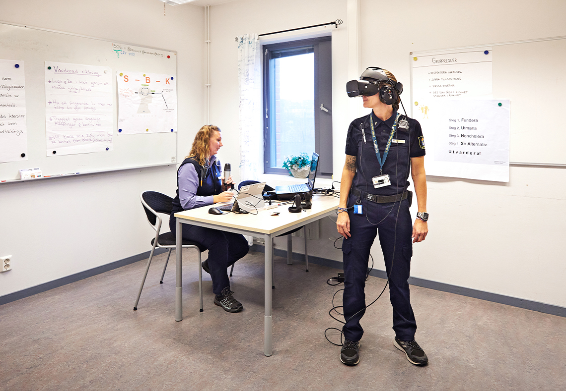 Susanne Larsson styr den virtuella verklighet som Jessica Asp befinner sig i när hon testar VR-tekniken.