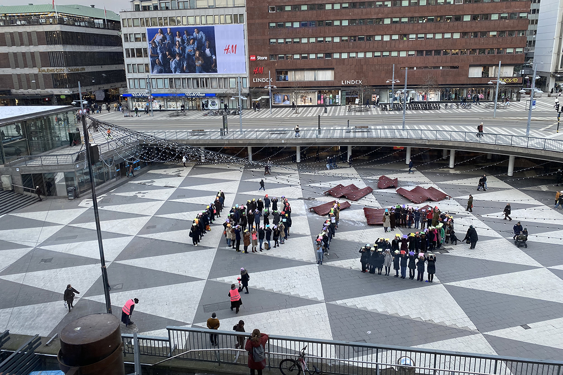 16:12, det klockslaget formerade sig deltagarna till vid nätverket Lön hela dagens årliga manifestation på Sergels torg i Stockholm.