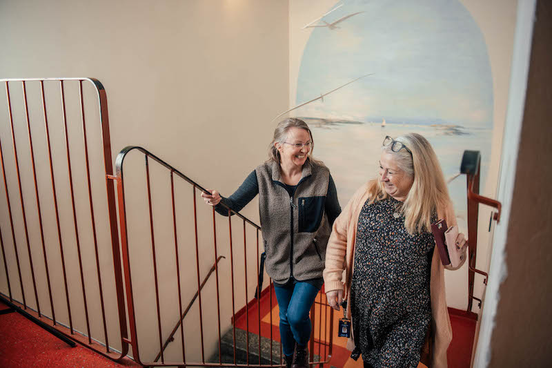 Bristen på personal påverkar arbetsplatsen, men i övrigt trivs Sanna Lejon och Helena Wallin Håkansson bra i Norrtälje.