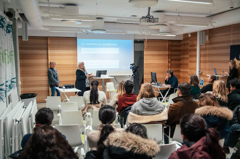 Mässan hålls på Stockholms universitet och de berättar för studenterna hur de arbetar i Norrtälje.