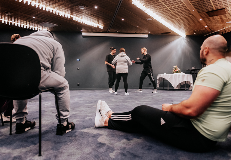 Sis skriker efter personal till sina behandlingshem runt om i landet. Men kännedomen är låg. Som en del i att nå ut sjösätts nu en utbildning med syfte att öka attraktiviteten och göra medarbetarna bättre rustade för uppdraget.