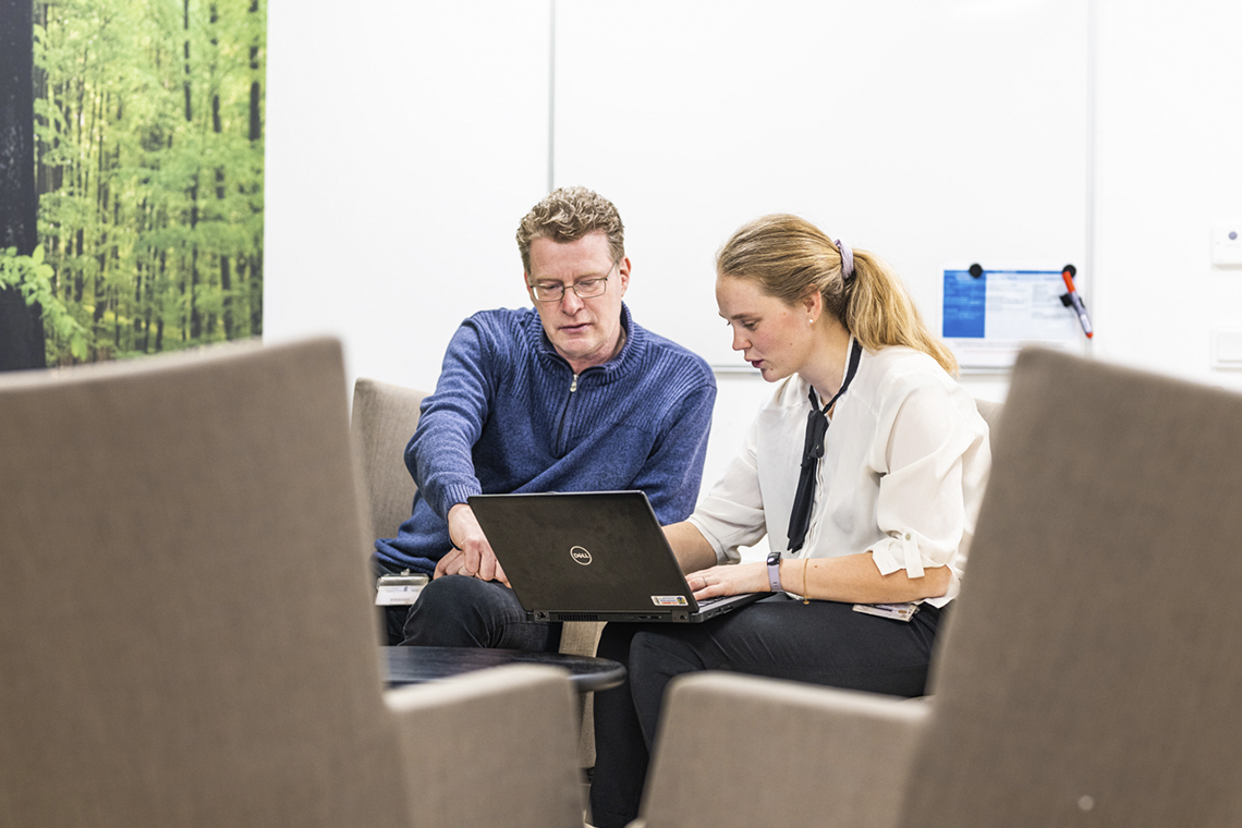 Sedan årsskiftet har trycket ökat stort, berättar Johan Adolfsson och Josefina Trotz, budget- och skuldrådgivare i Kristianstad. Foto: Christian Andersson
