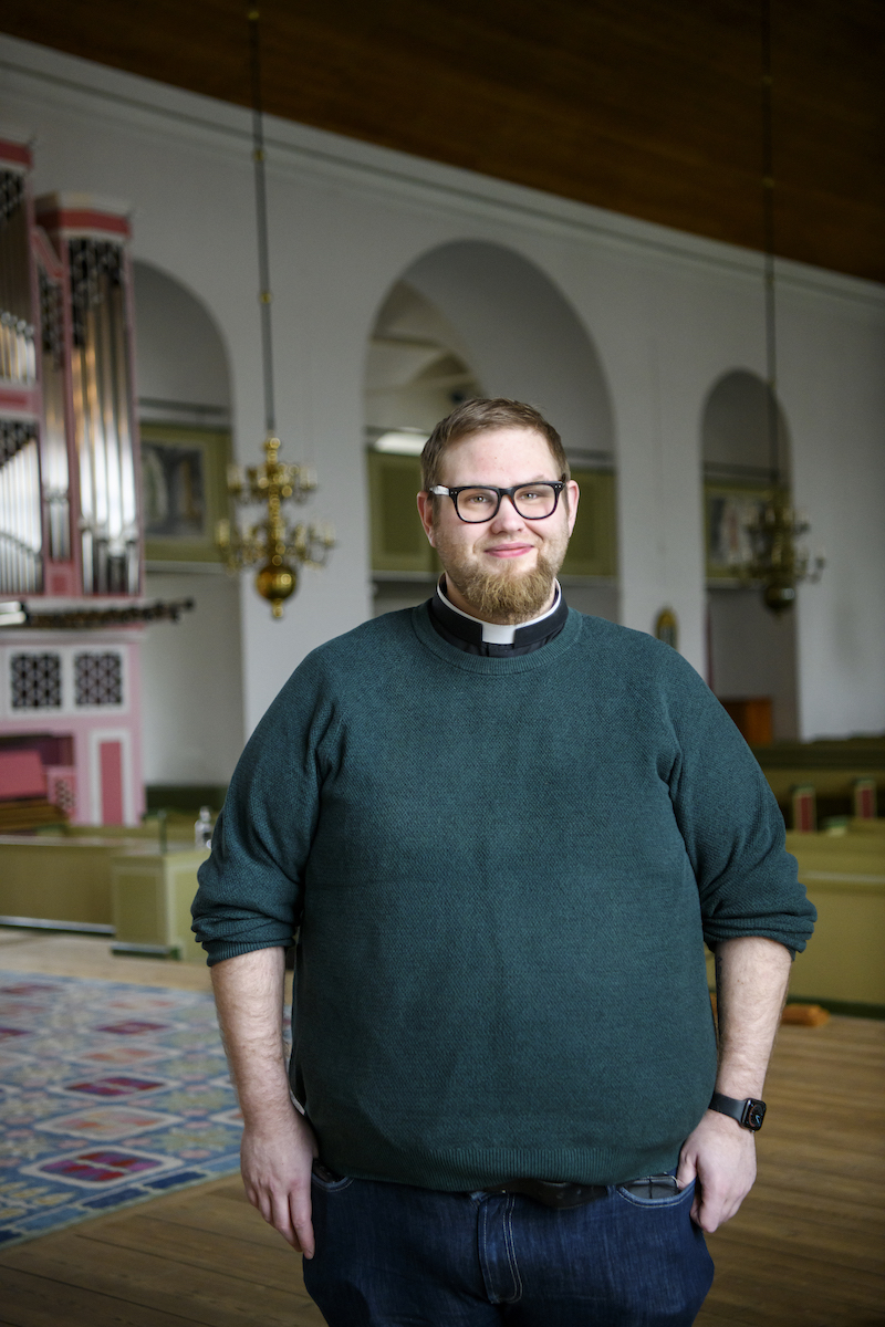 Kyrkans roll är inte att ersätta socialtjänsten, säger Jesper Pålsson, präst i Åmåls församling. Foto: Kent Eng