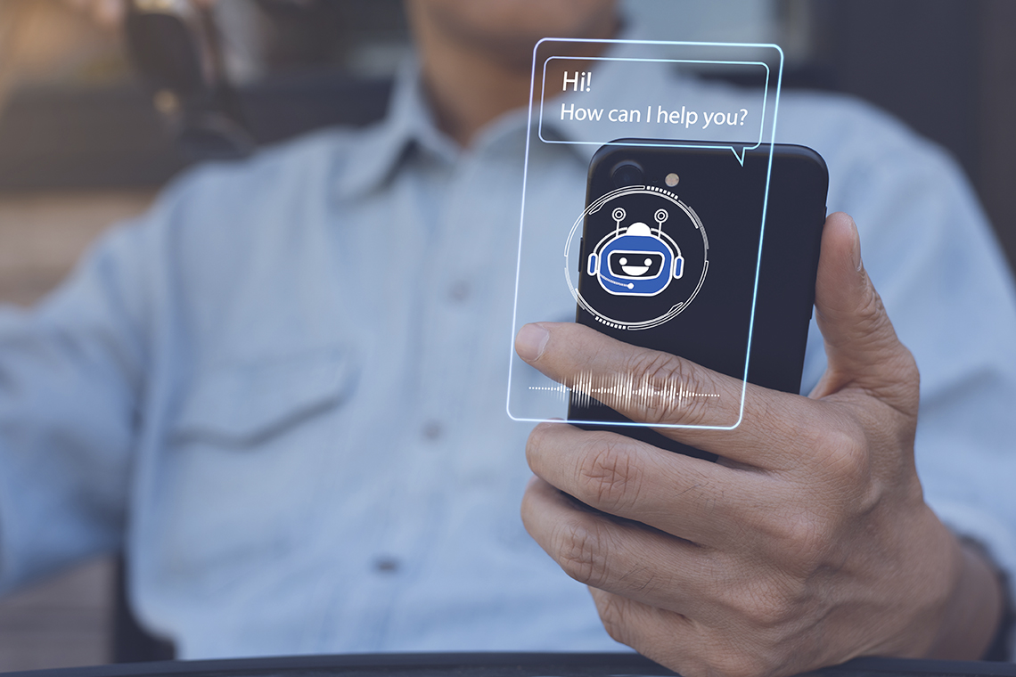En man chattar med chatbot via mobilen på virtuell skärm.