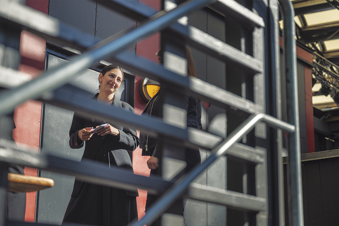 Sehel Yilmaz med ett staket i förgrunden.