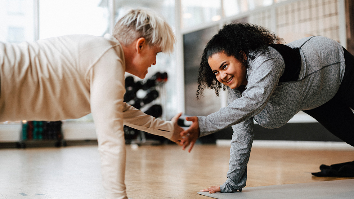 Två personer som tränar tillsammans.