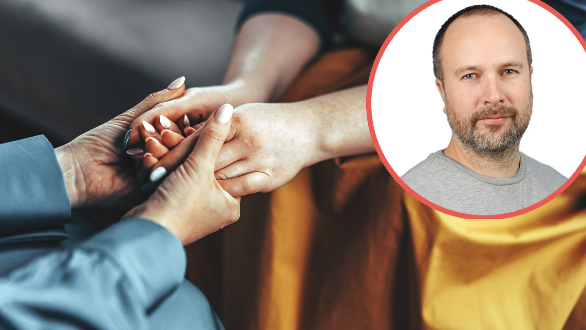 Två personer som håller hand till Ulf Fogelströms krönika om självmord.