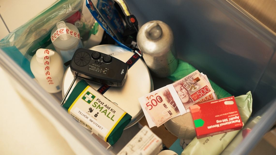 En låda med medicin, pengar och andra beredskapsmaterial.