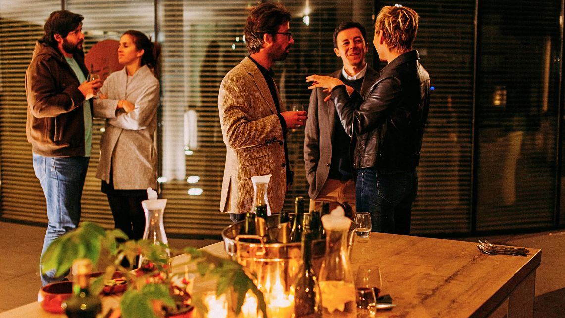 Folk på en fest på ett kontor.