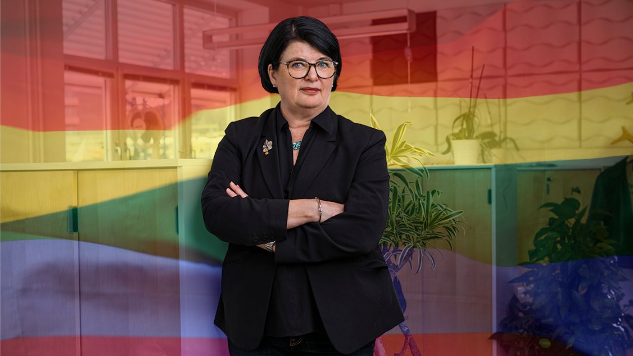 Heike Erkers framför en prideflagga