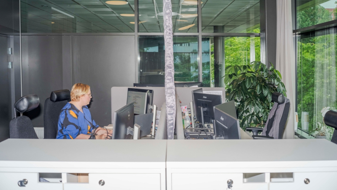 Ensam kvinna på kontor.