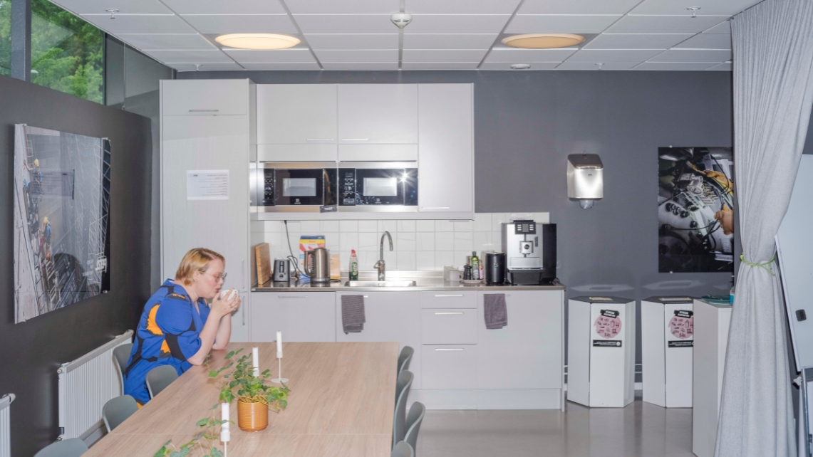 kvinna ensam i matsal