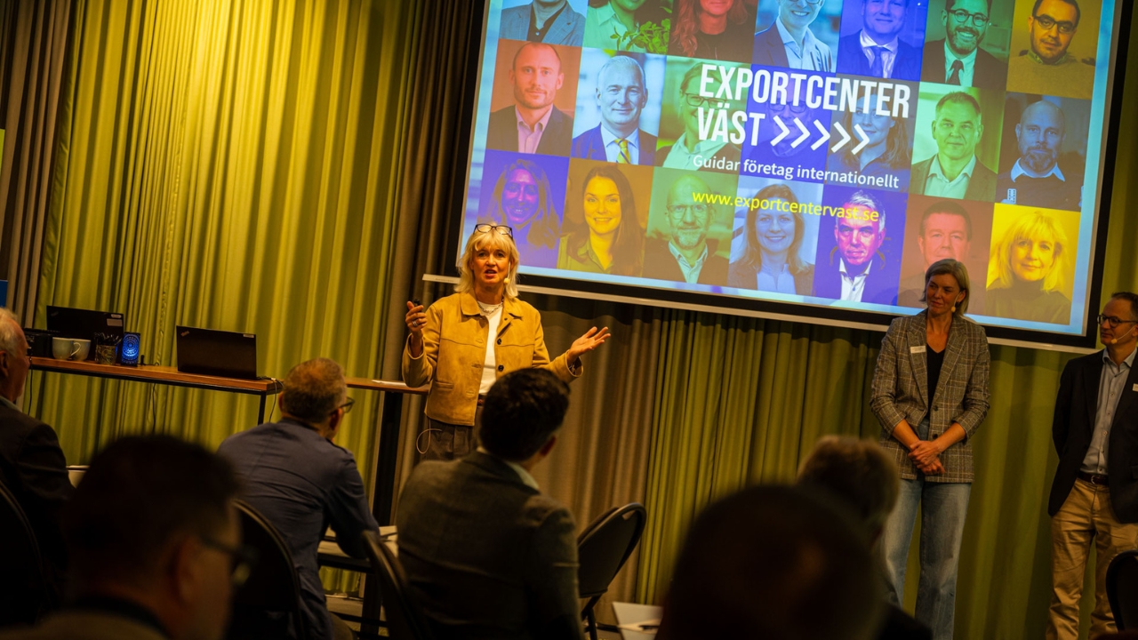 Åsa Tegelberg på scen framför en publik.