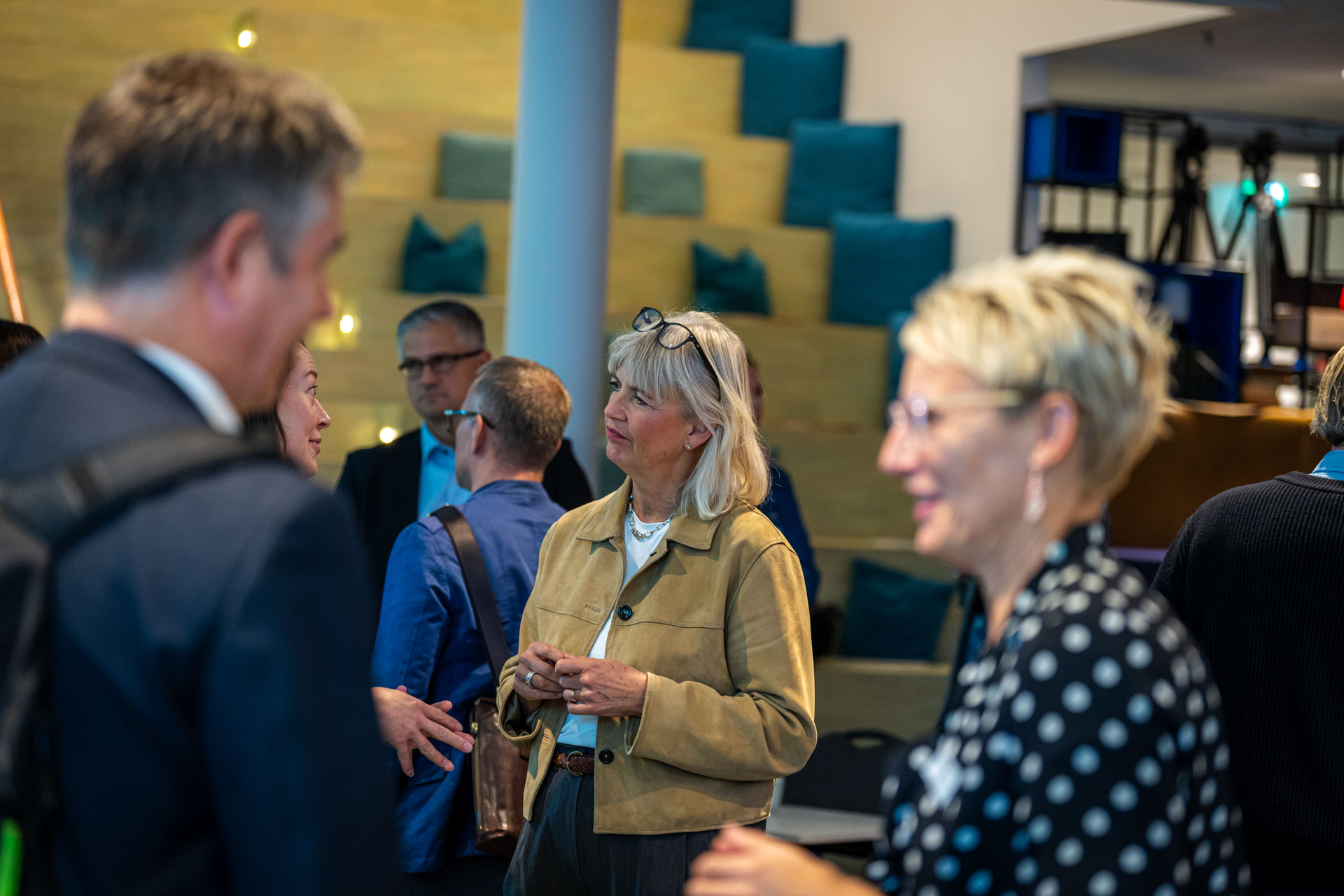 Åsa Tegelberg i samtal med företagare.