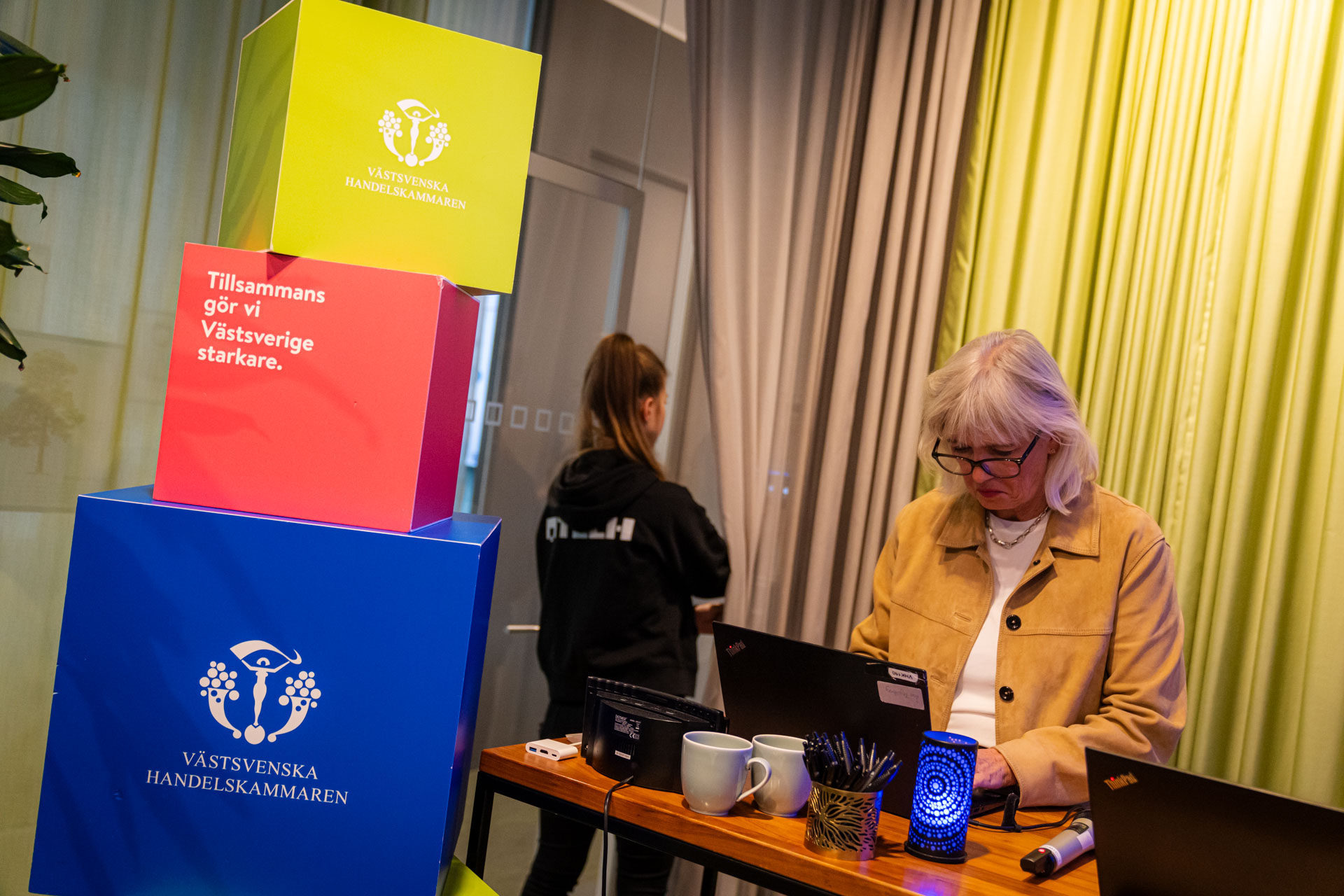 Åsa Tegelberg med en dator.