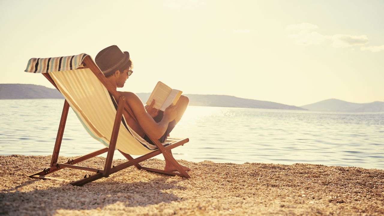 En semesterbild på en person i solstol till artikeln om röda dagar 2026.