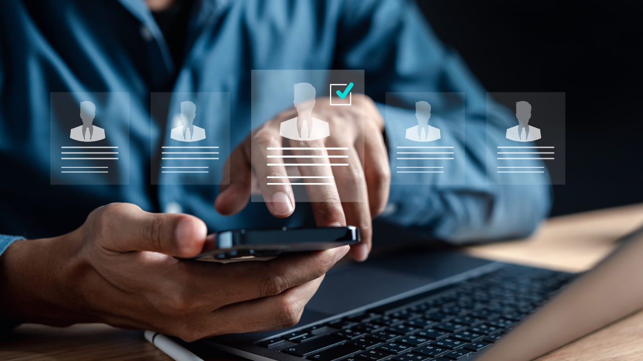 Bild som illustrerar någon som gör bakgrundskontroller.