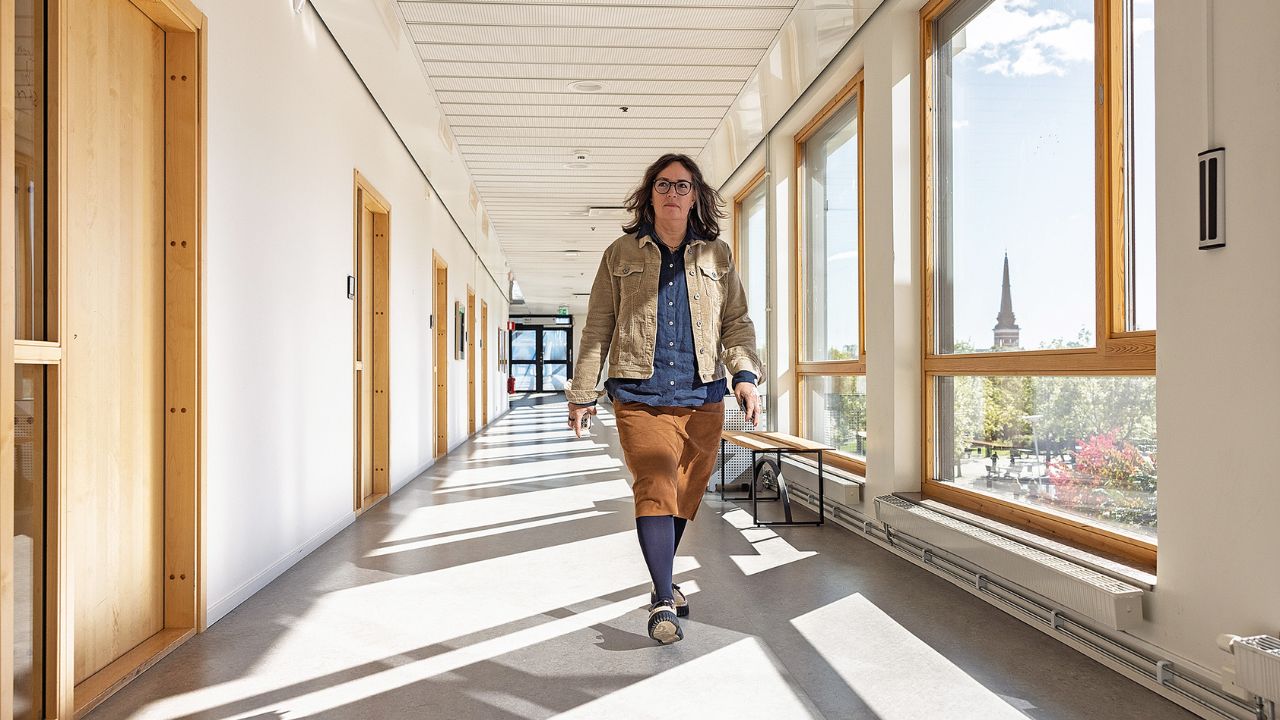 Stina Nyström går genom en korridor.