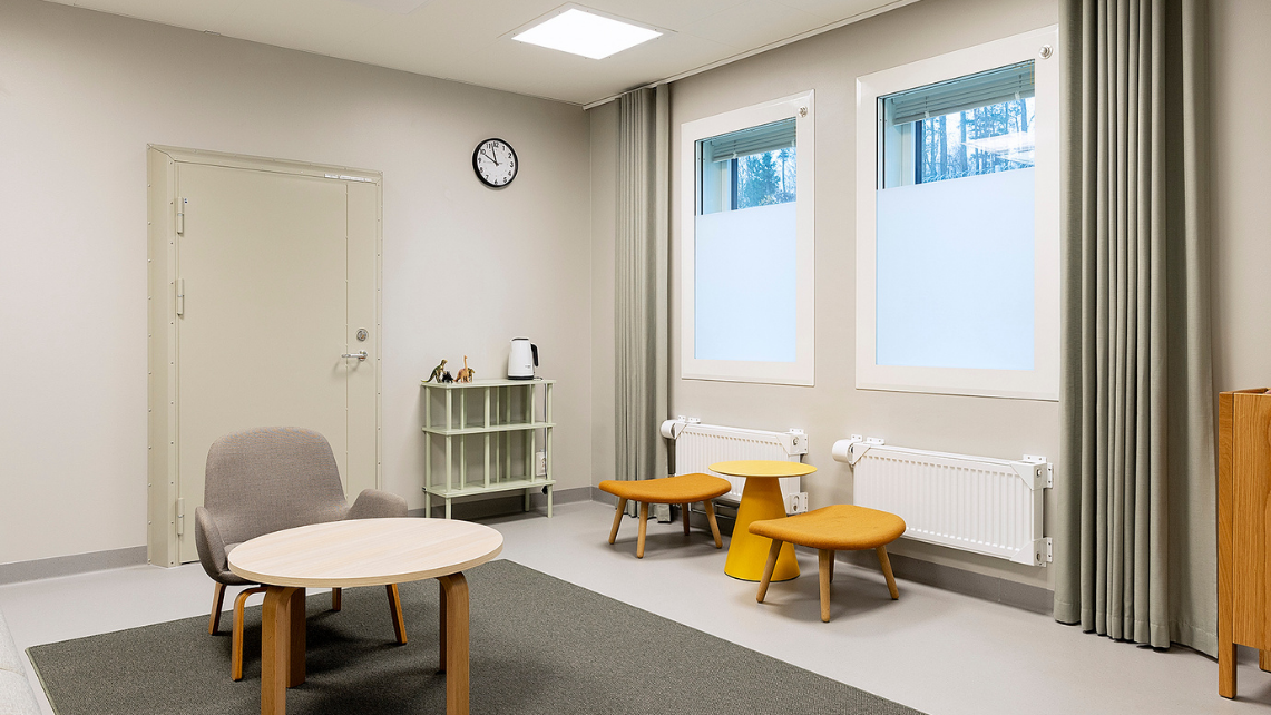 Besöksrum på fängelse.