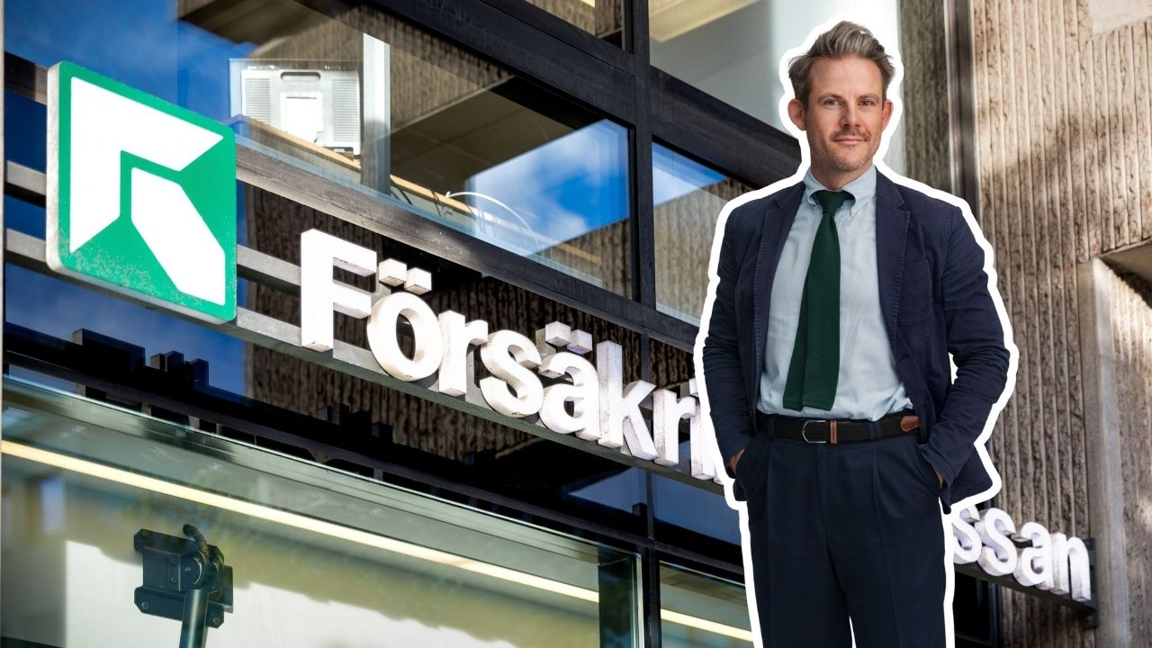 Porträttbild på Mikael Smeds framför en bakgrundsbild på Försäkringskassans skylt.