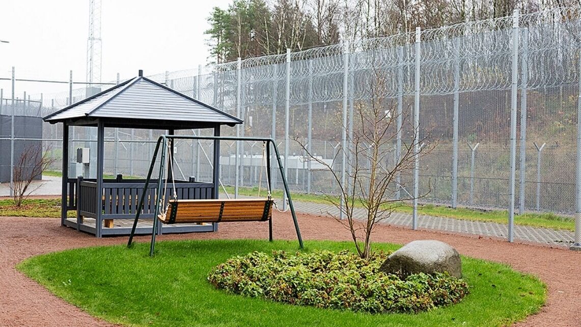 Höga staket med taggtråd omger fängelset.
