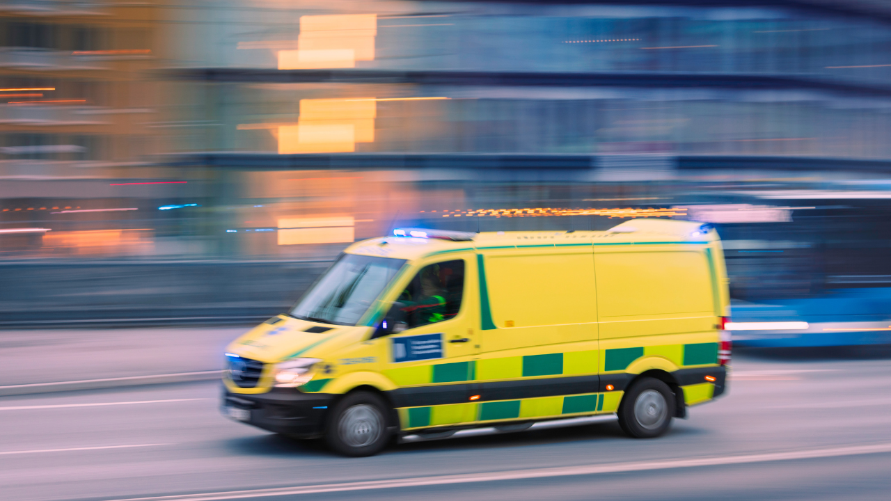 En ambulans som kör fort.