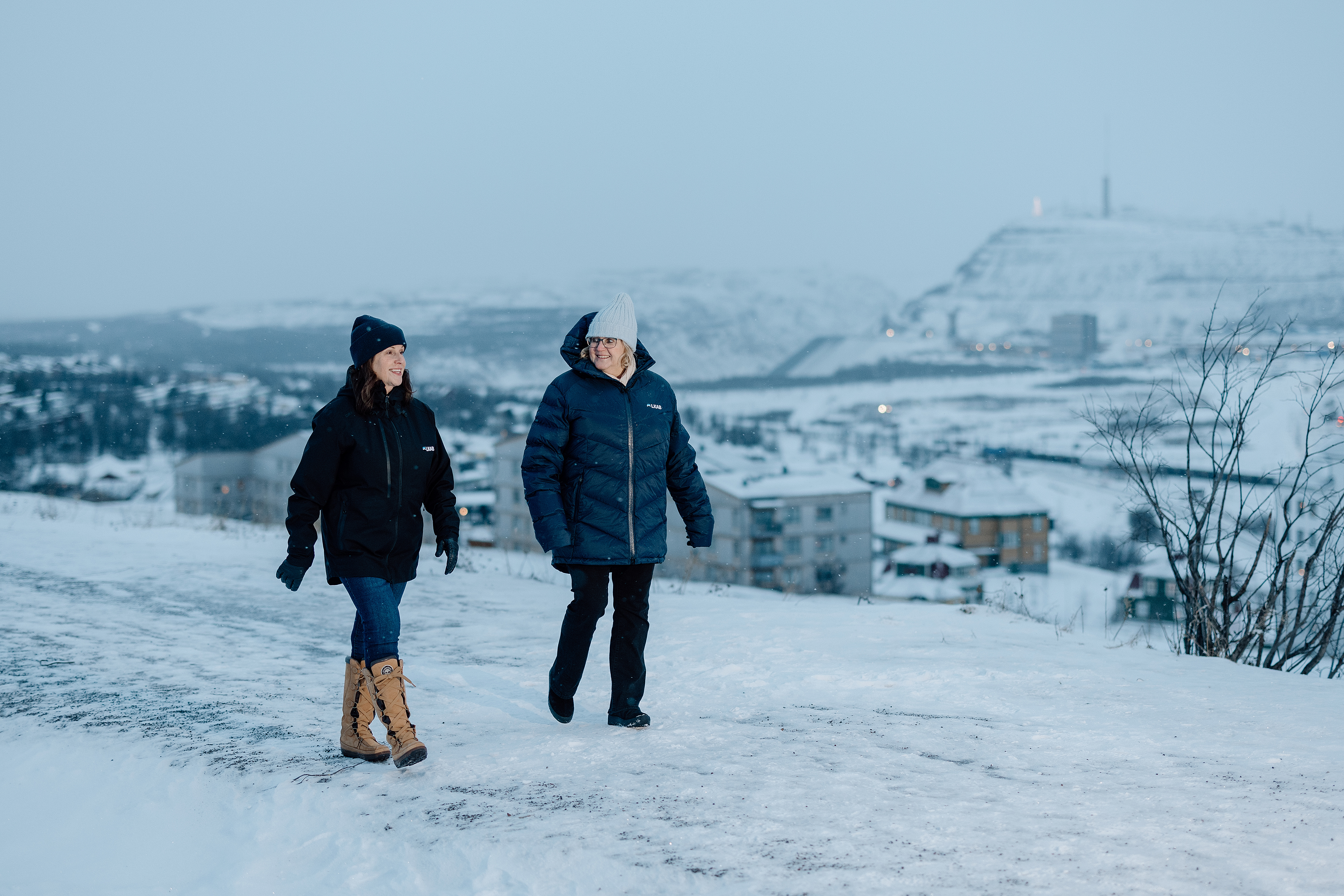 AnnChristine Lindgren och Åse Juhlin med LKAB:s gruvdrift i bakgrunden.