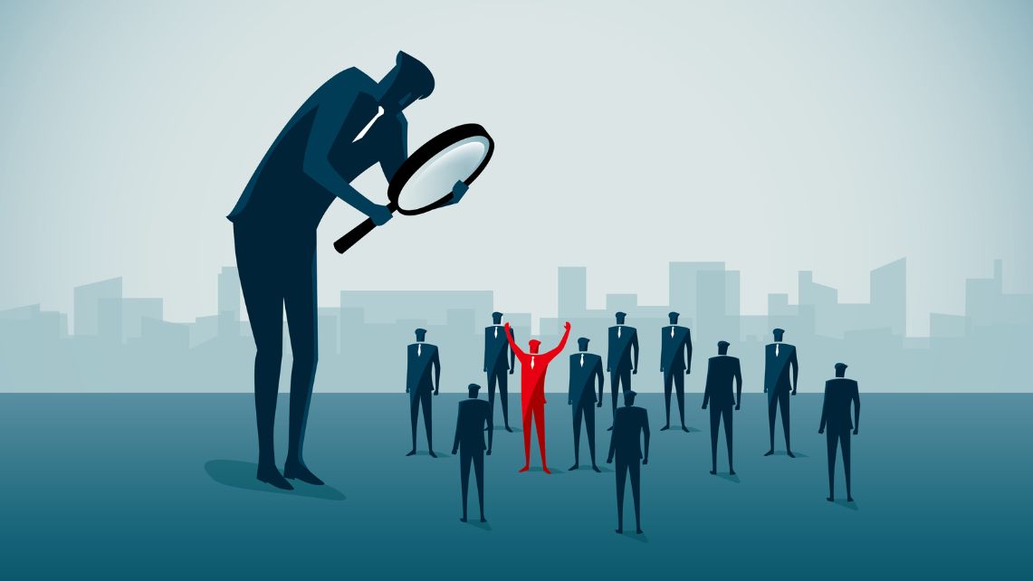 Bild på små människor som granskas med förstoringsglas för att illustrera problematiken med rekrytering för Kriminalvårdens ökade behov.