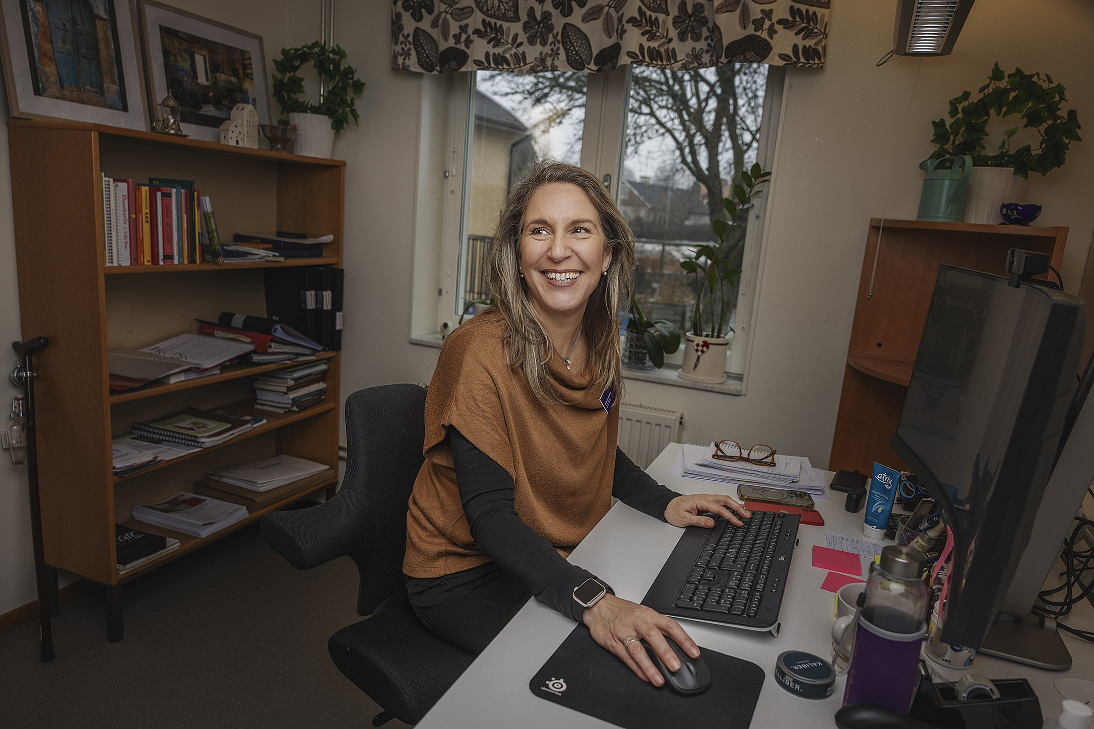 Sofia Iconomidou framför en dator på äldreboendet Björklingegården.