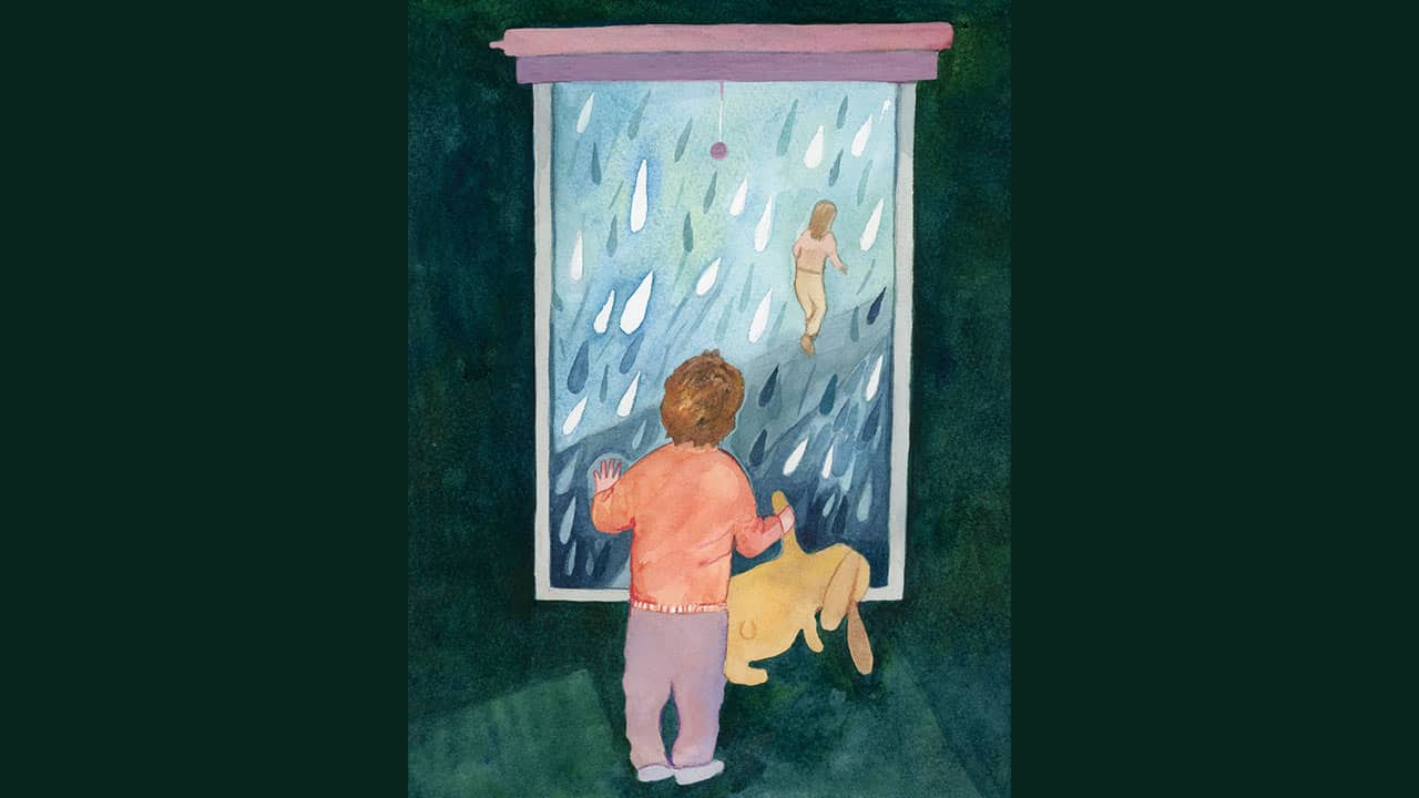 Ett barn med ett gosedjur står vid ett fönster och tittar ut på regn och en figur som svävar utanför.