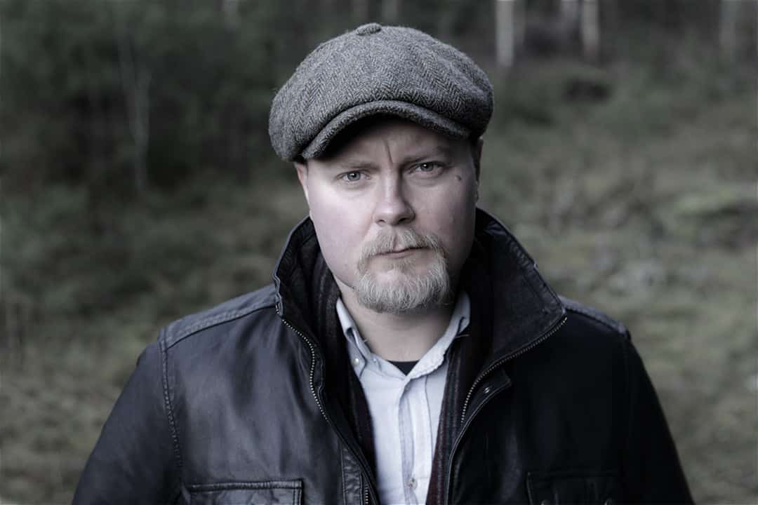 Jeremiah Karlsson tittar in i kameran.