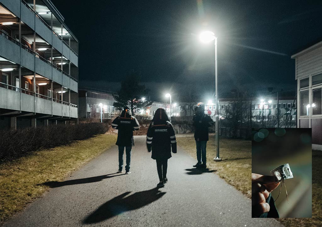 Tre fältsassistenter går i ett bostadsområde.