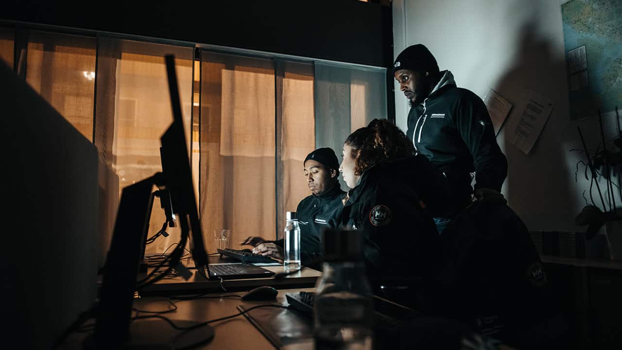 Nathnael, Abdirahman och Rabab sitter framför en dator.