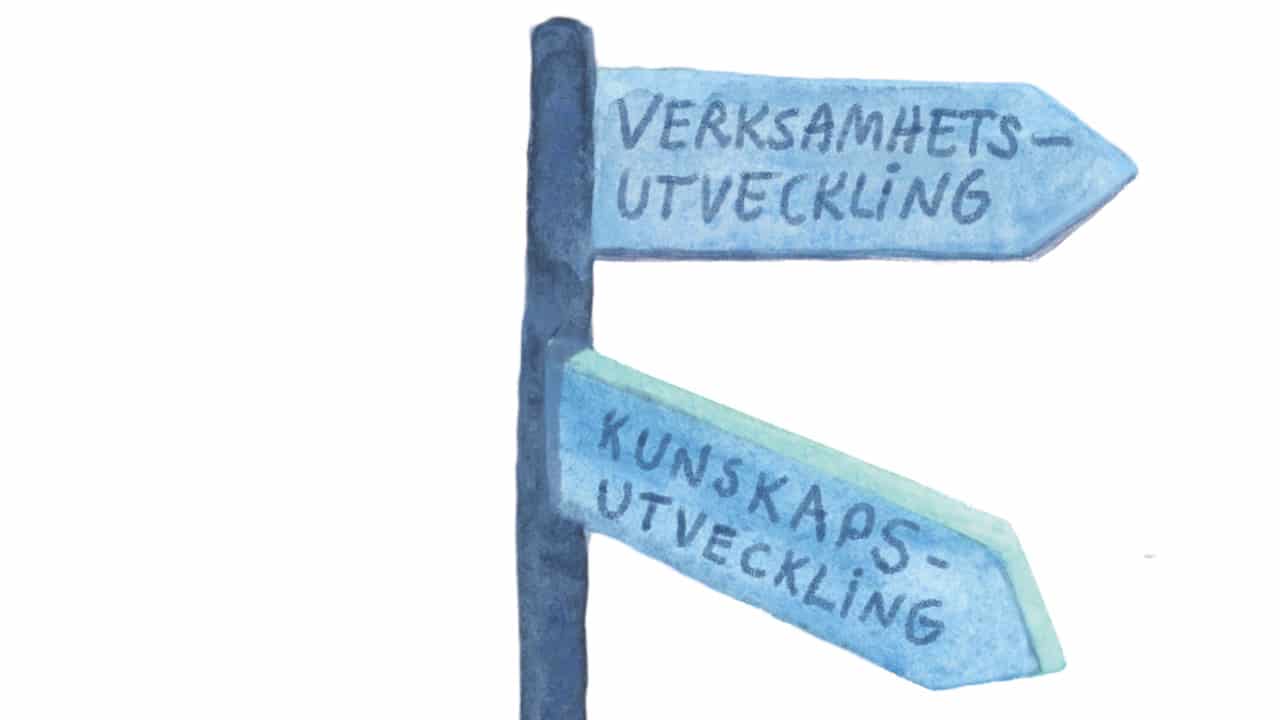 Två skyltar på svenska, en pekar åt höger med texten "Verksamhetsutveckling", en åt vänster med "Kunskapsutveckling".