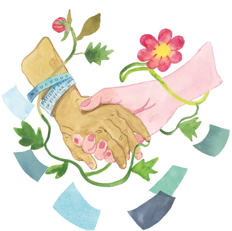 Två händer är sammanflätade, den ena med sjukhusarmband, omgivna av gröna rankor och en rosa blomma som visar omsorg.